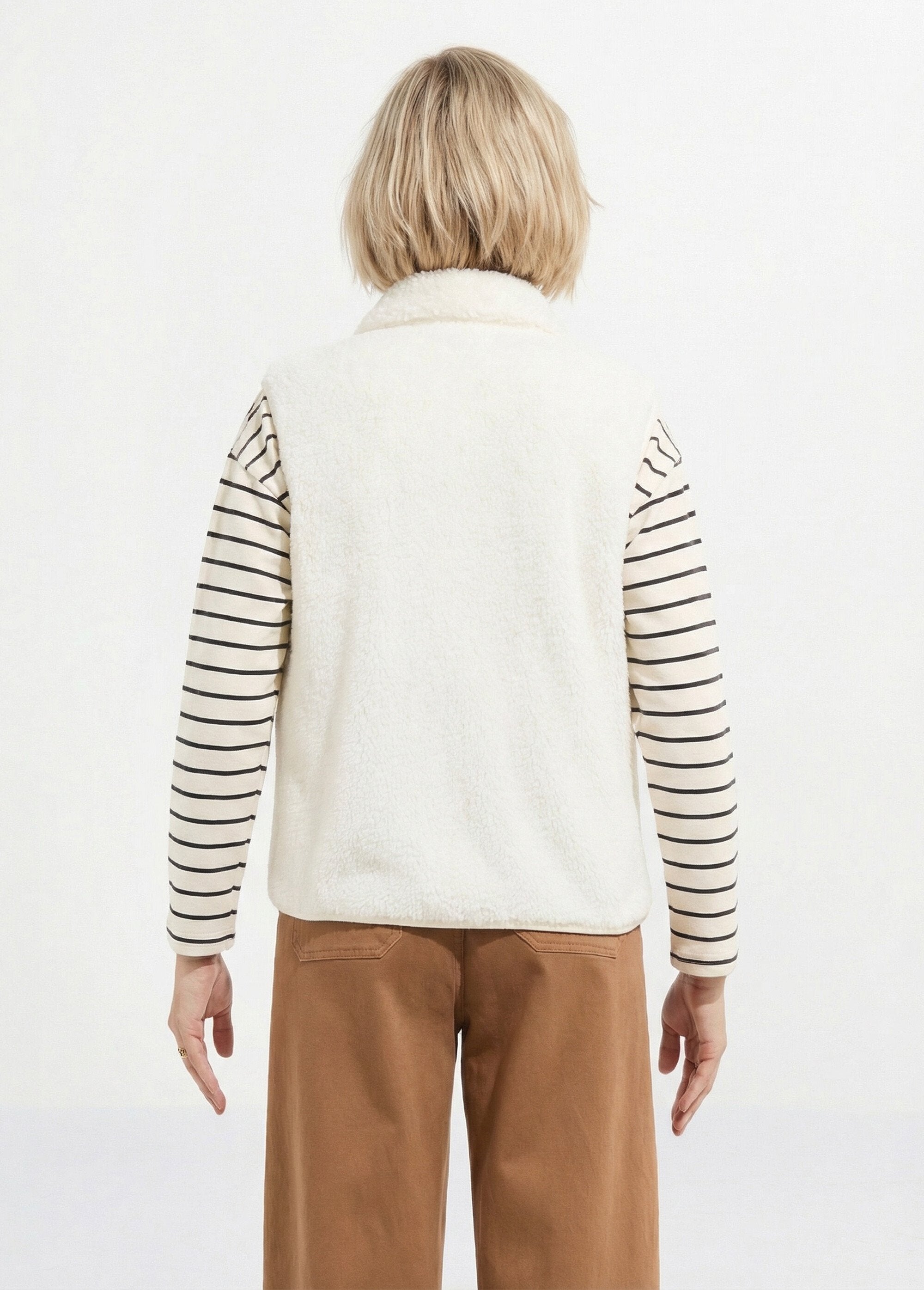 Casaco_de_pele_sintética_sem_mangas_com_gola_subida_Ecru_DO1_slim