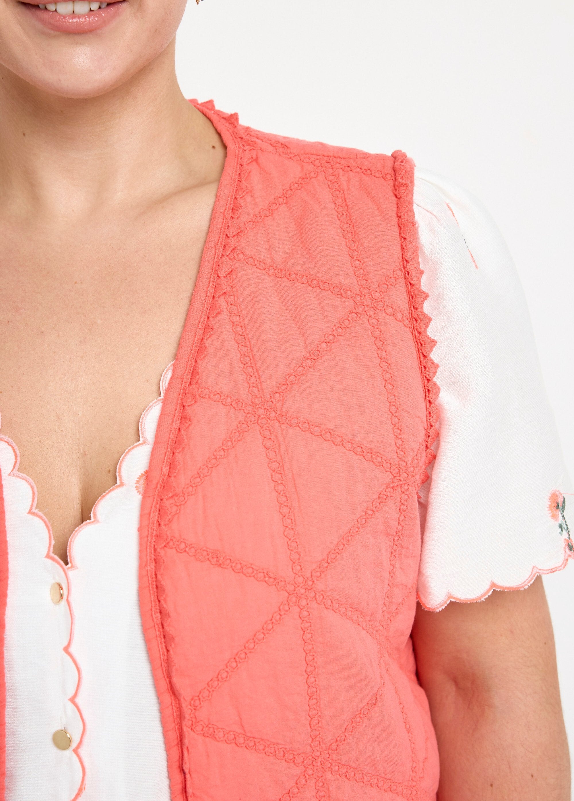 Veste_matelassée_brodée_sans_manches_Corail_DE1_curvy