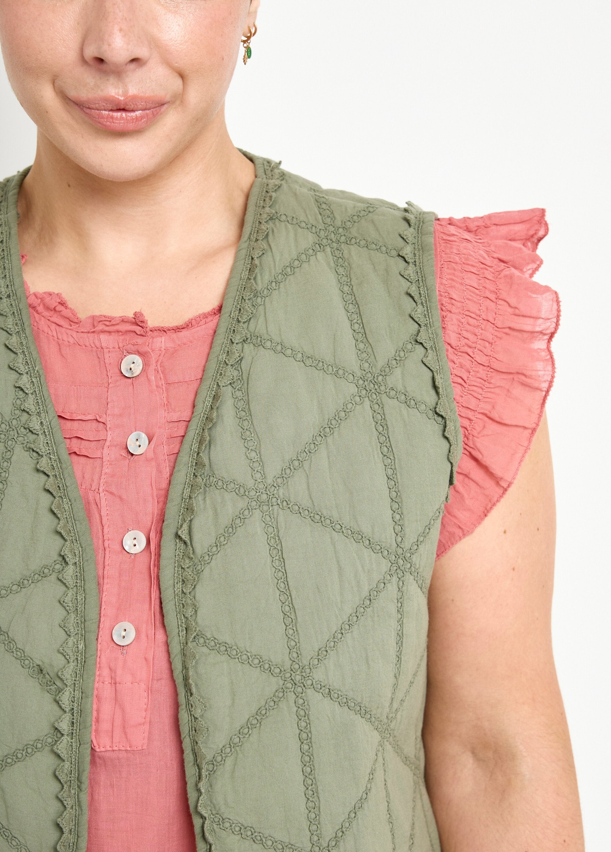 Veste_matelassée_brodée_sans_manches_Kaki_DE1_curvy