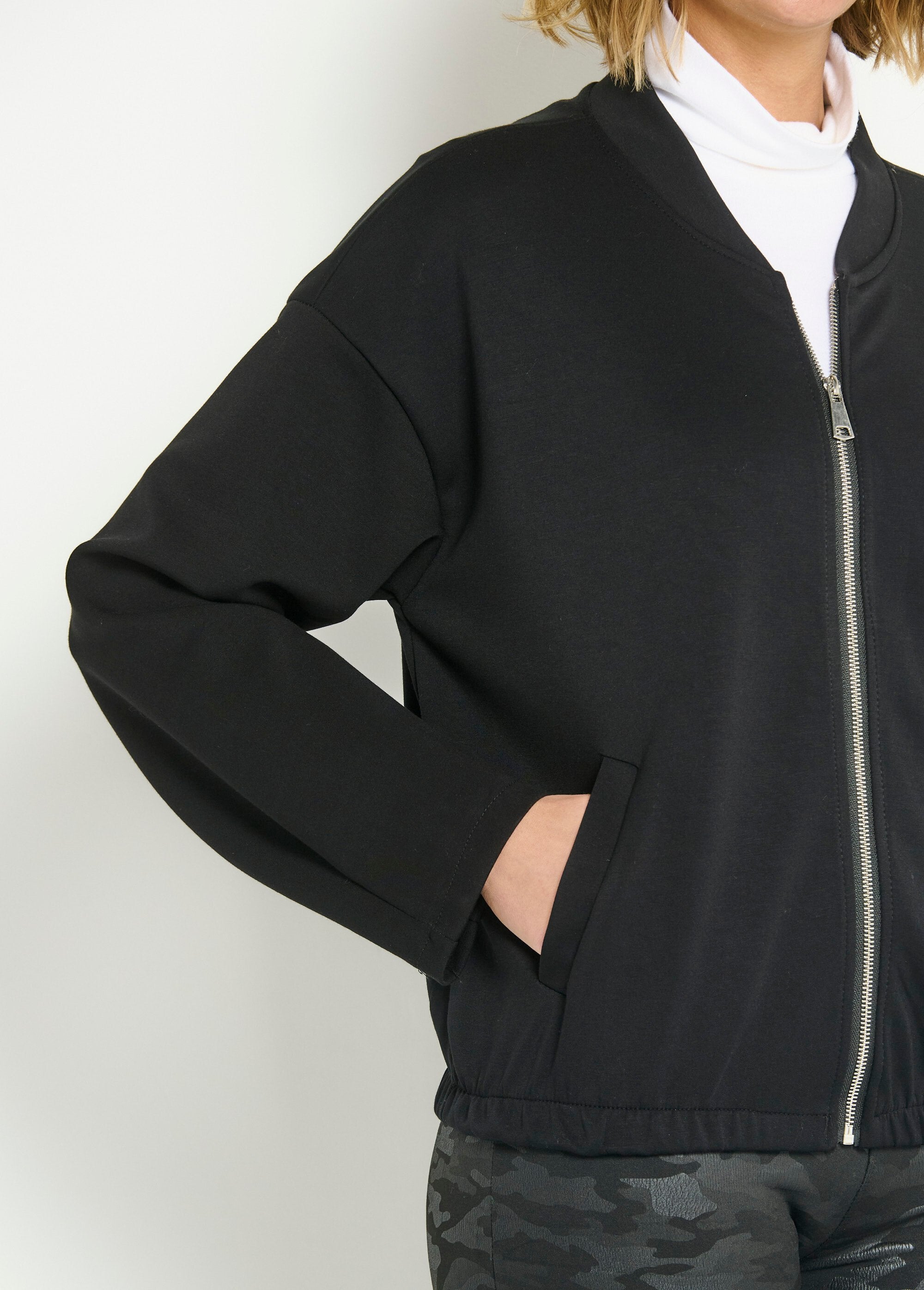 Casaco_estilo_peluche_com_fecho_de_correr_para_maior_conforto_Noir_DE2_slim