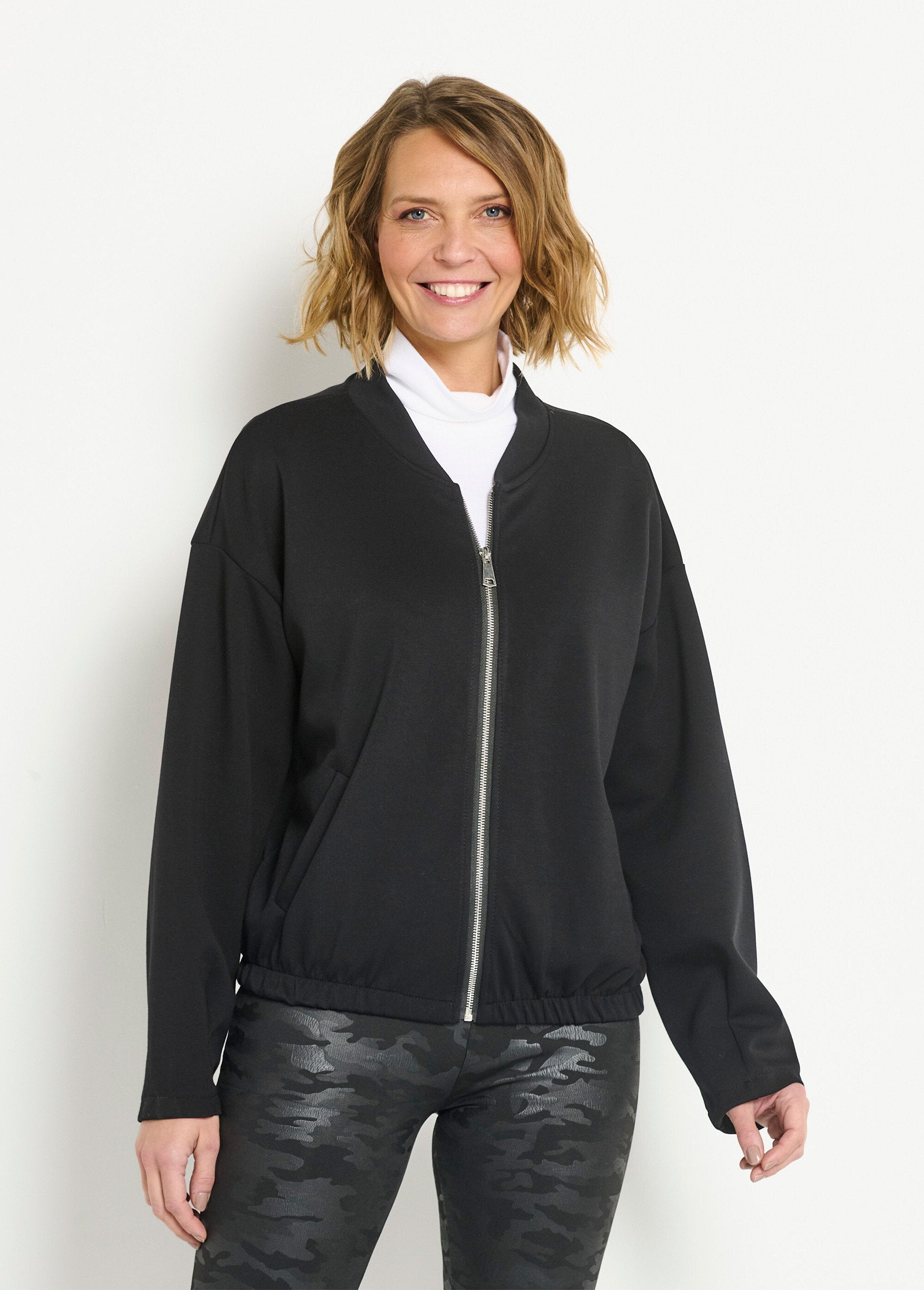 Casaco_estilo_peluche_com_fecho_de_correr_para_maior_conforto_Noir_FA1_slim
