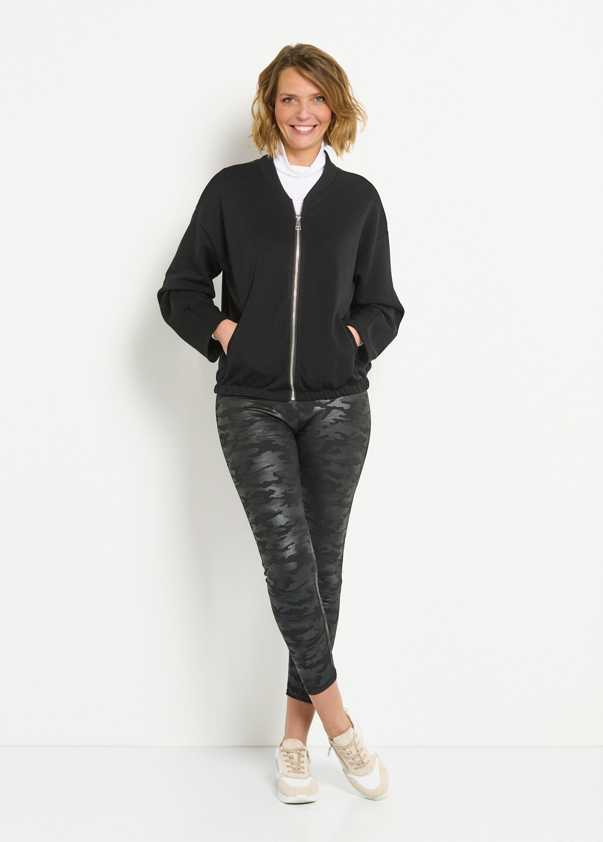 Casaco_estilo_peluche_com_fecho_de_correr_para_maior_conforto_Noir_SF1_slim