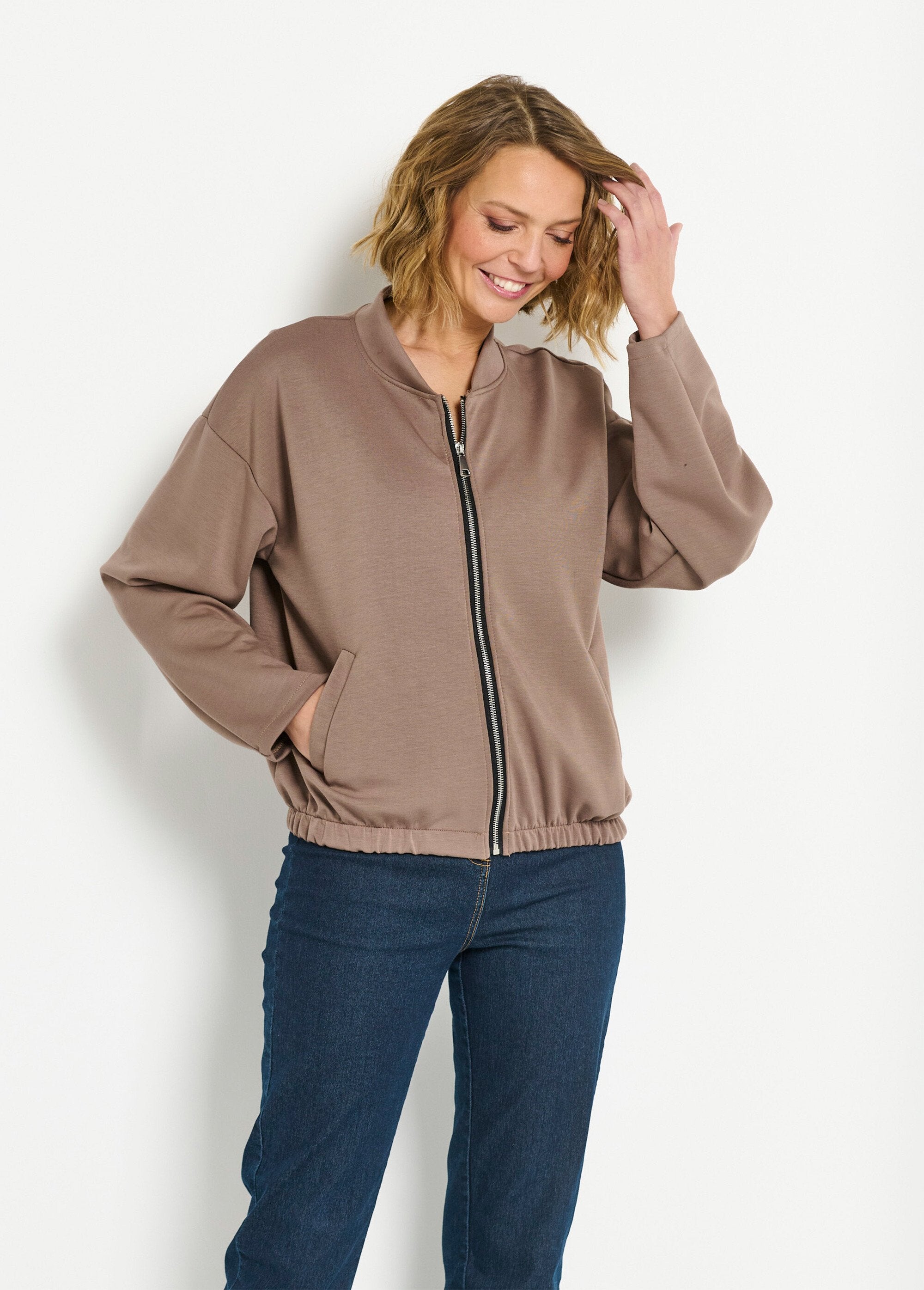 Casaco_estilo_peluche_com_fecho_de_correr_para_maior_conforto_Taupe_FA1_slim