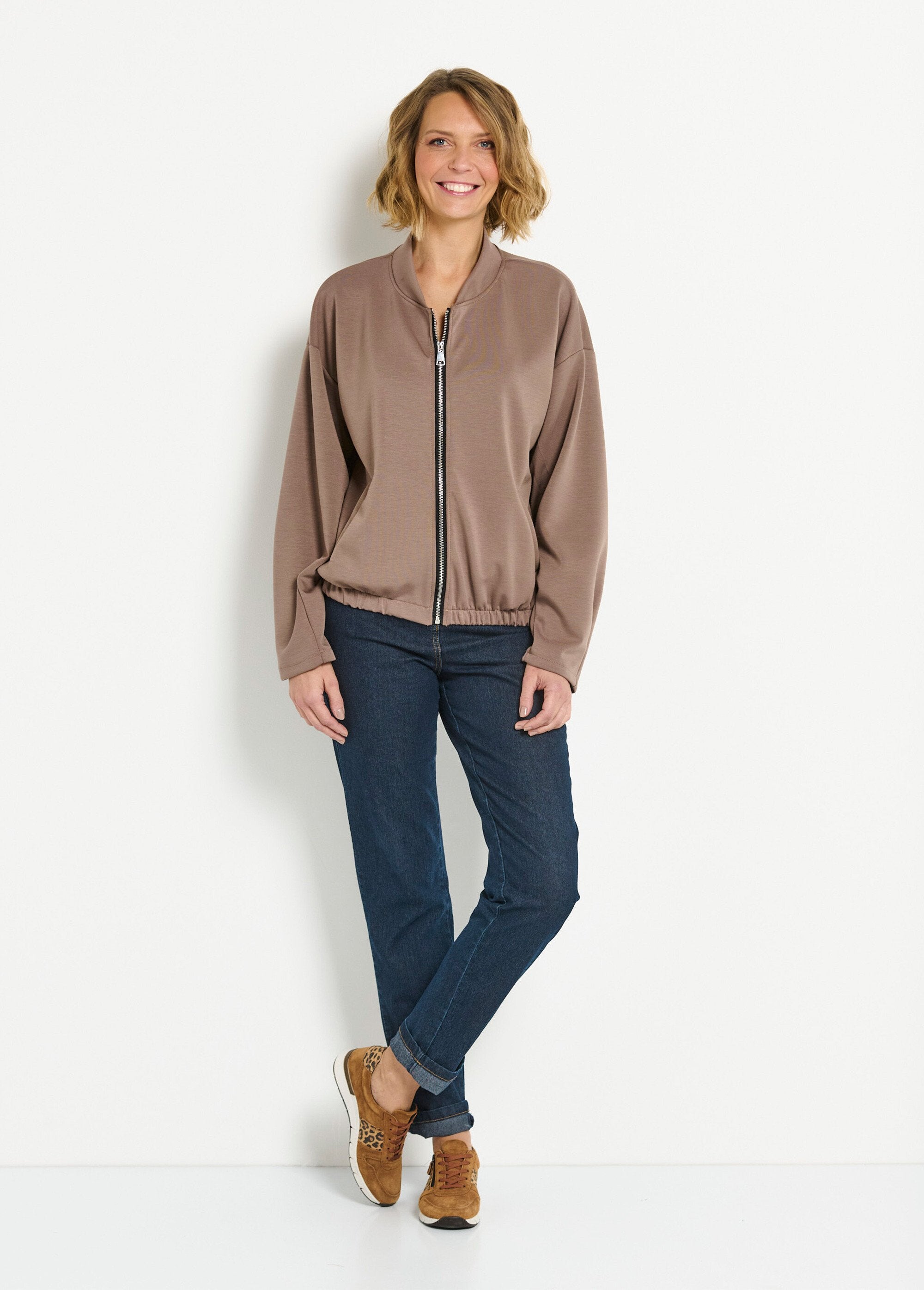 Casaco_estilo_peluche_com_fecho_de_correr_para_maior_conforto_Taupe_SF1_slim